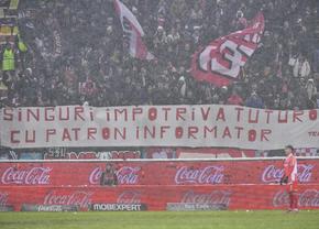 Duelul galeriilor la Rapid - Dinamo » Toate mesajele apărute pe Arena Națională: „Singuri împotriva tuturor / Cu patron informator”