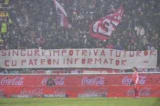 Duelul galeriilor la Rapid - Dinamo » Toate mesajele apărute pe Arena Națională: „Singuri împotriva tuturor / Cu patron informator”