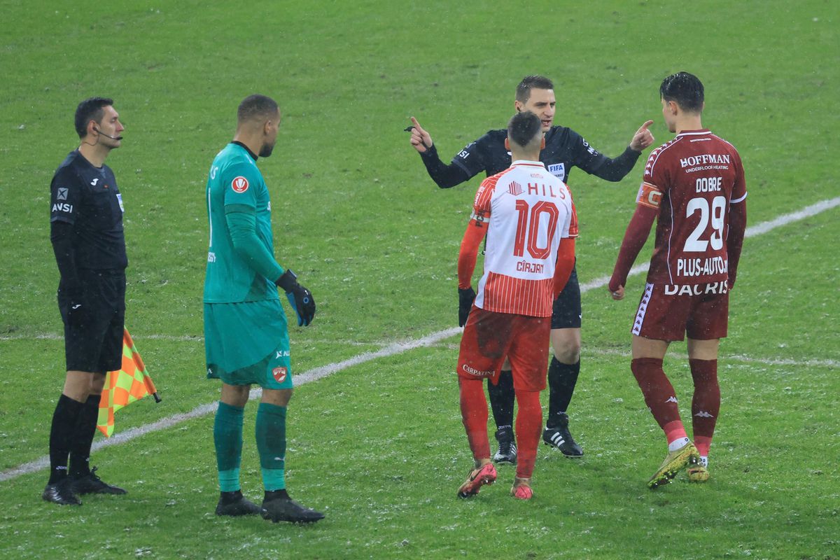 Marian Aioani, lovit cu un bulgăre în Rapid - Dinamo