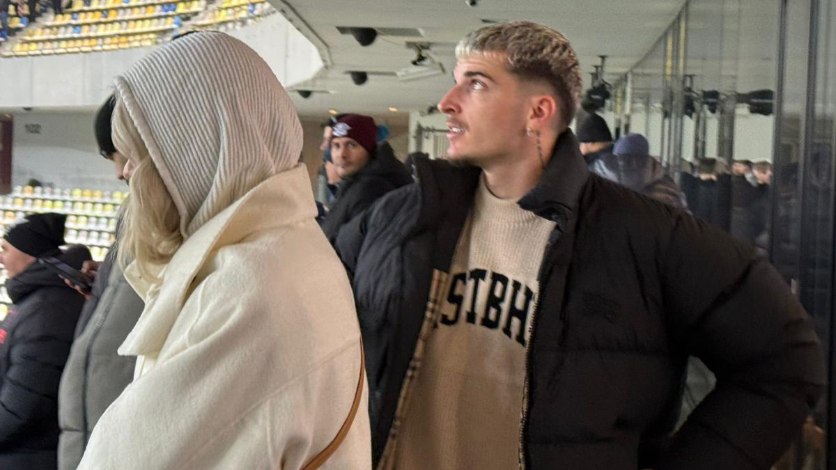 Apariție-surpriză! Internaționalul român și-a luat iubita și a venit prin ger la Rapid - Dinamo