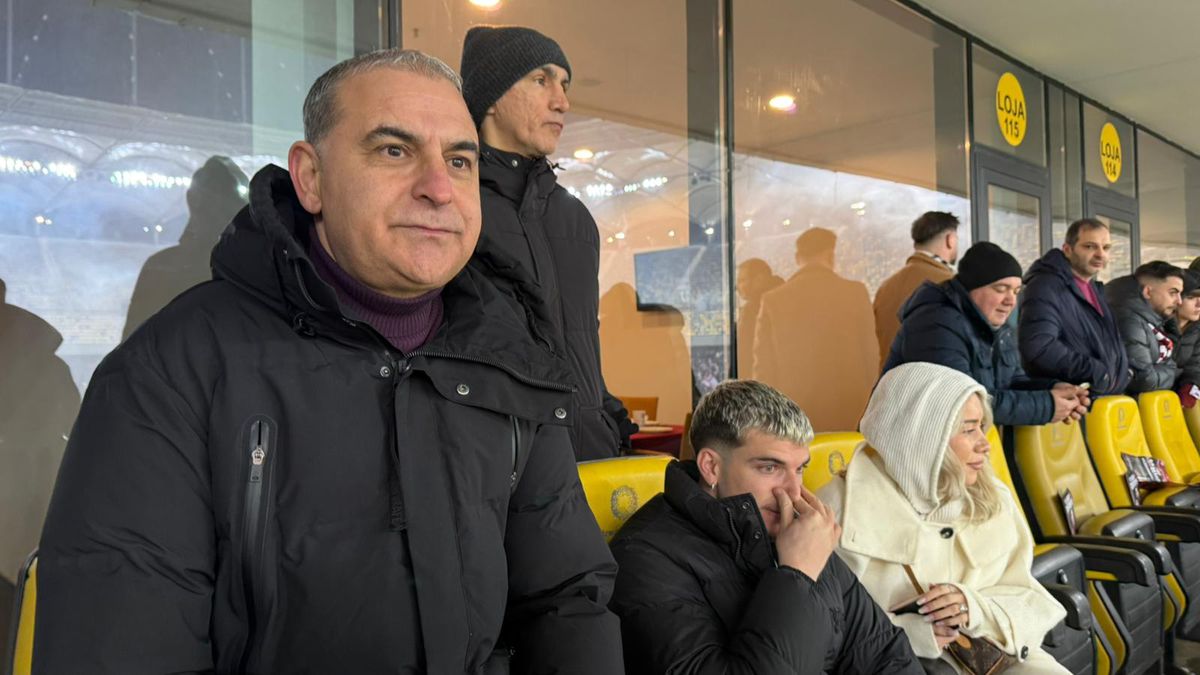 Apariție-surpriză! Internaționalul român și-a luat iubita și a venit prin ger la Rapid - Dinamo