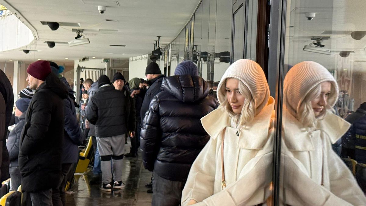 Apariție-surpriză! Internaționalul român și-a luat iubita și a venit prin ger la Rapid - Dinamo