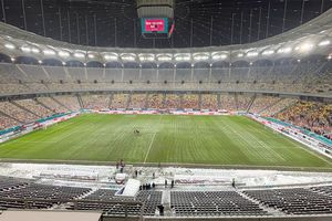 Rapid - Dinamo » ECHIPELE DE START! Imagini incredibile: zăpada cade de pe acoperiș, pericol pentru jucători