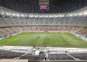 Rapid - Dinamo » ECHIPELE DE START! Imagini incredibile: zăpada cade de pe acoperiș, pericol pentru jucători
