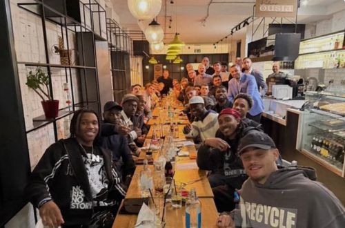 Jucătorii lui Tottenham (Radu Drăgușin e al treilea din spate pe rândul din dreapta) au luat cina împreună vineri înaintea meciului cu liderul Arsenal