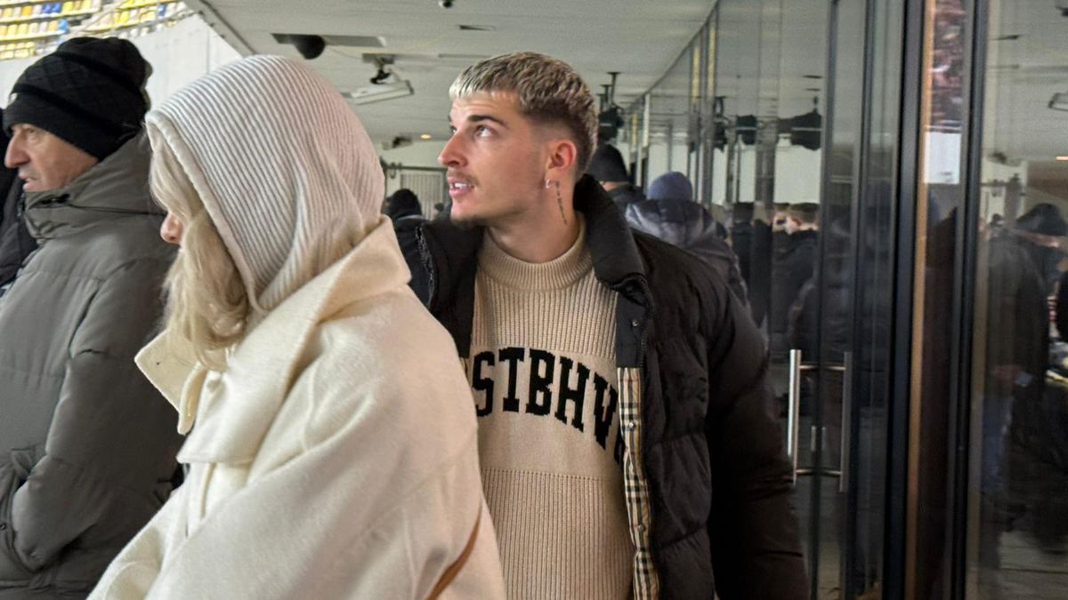 Apariție-surpriză! Internaționalul român și-a luat iubita și a venit prin ger la Rapid - Dinamo