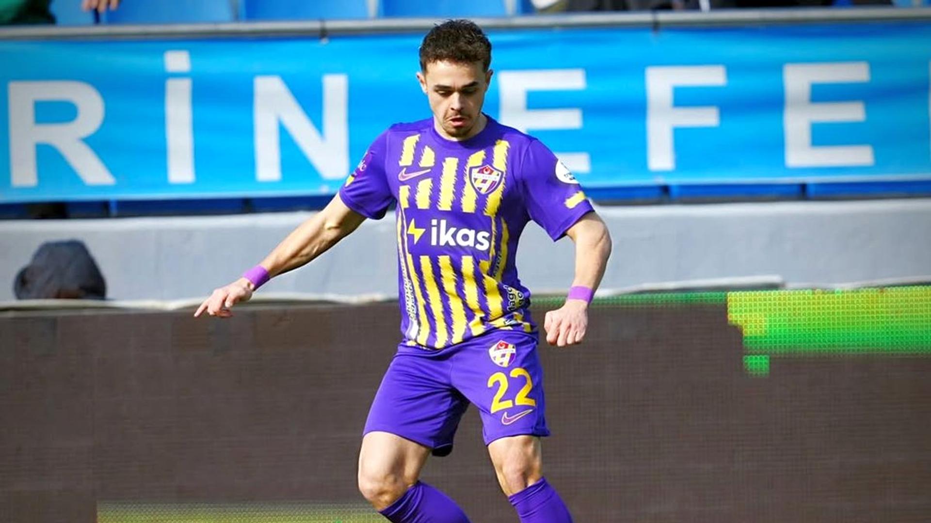 Denis Radu de la Eyupspor oferind o pasă de gol decisivă sub presiunea adversarilor în prelungirile meciului din campionatul Turciei. | sursa foto: Gazeta Sporturilor