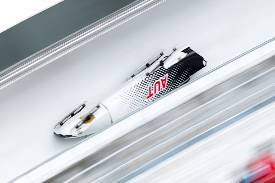 Bobul condus de Jakob Mandlbauer a parcurs mulți metri răsturnat FOTO Guliver/GettyImages Bobul României de patru persoane este pe poziția a 16-a la mijlocul concursului, marcat de accidentul teribil al bobului Austriei