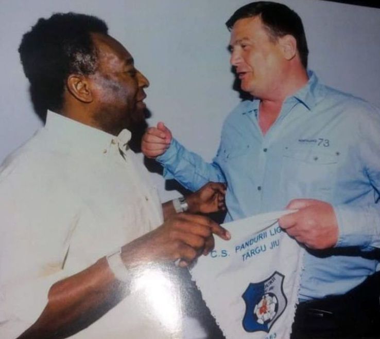 Marin Condescu și marele Pele. Fotografia tronează la loc de cinste pe unul dintre pereții casei fostului șef de la Pandurii