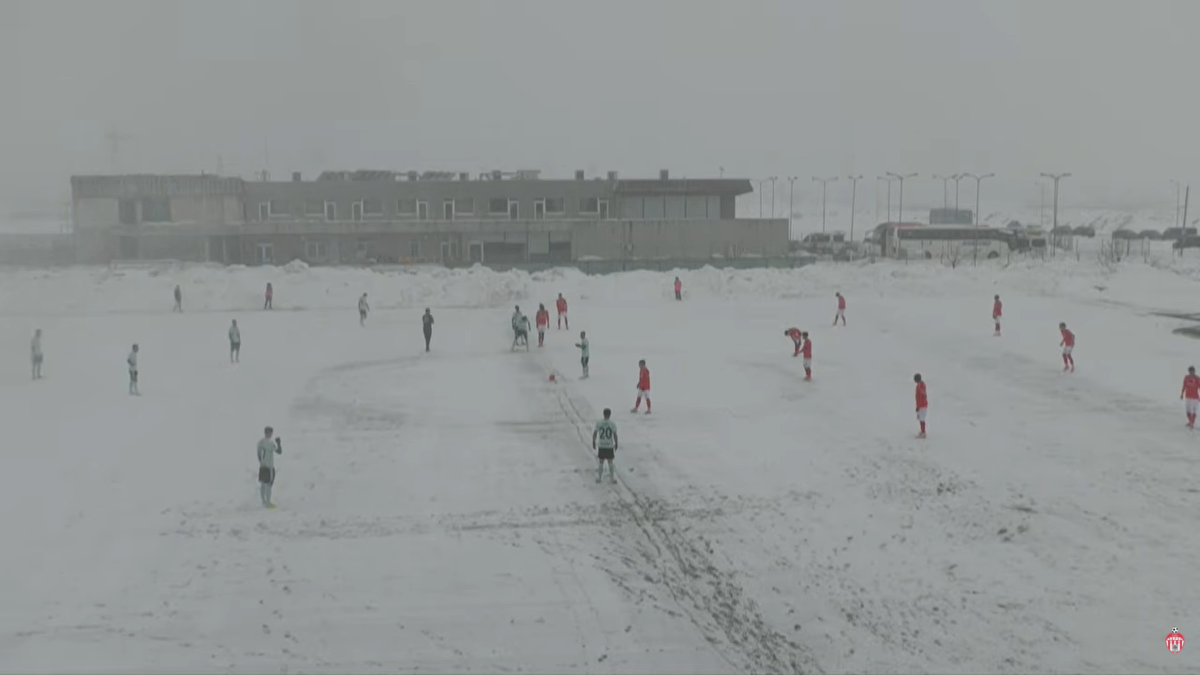 „Iadul alb” în Liga 2! S-a jucat pe zăpadă, în condiții uluitoare » Partida a fost și întreruptă: „O RUȘINE”