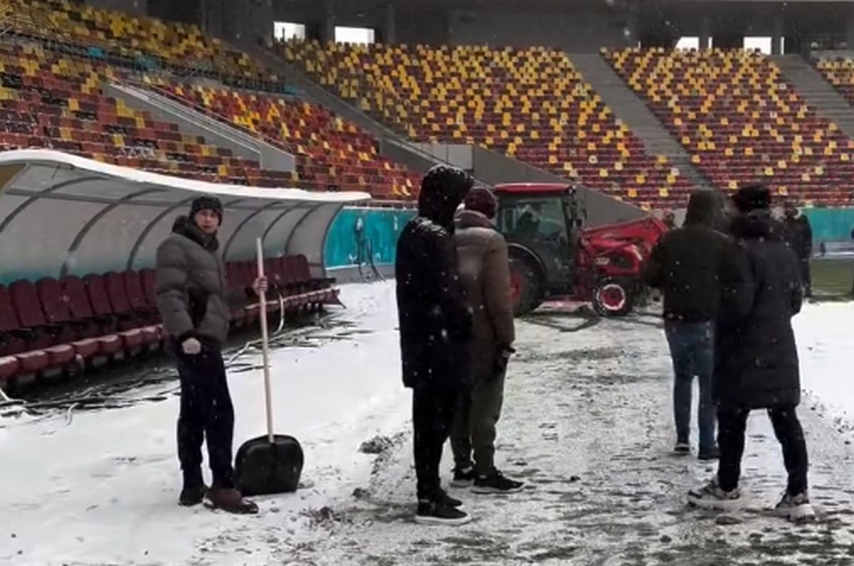 Gazonul Arenei Naționale, acoperit de zăpadă în ziua meciului Rapid - Dinamo