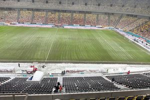 Rapid - Dinamo » ECHIPELE DE START! Imagini incredibile: zăpada cade de pe acoperiș, pericol pentru jucători