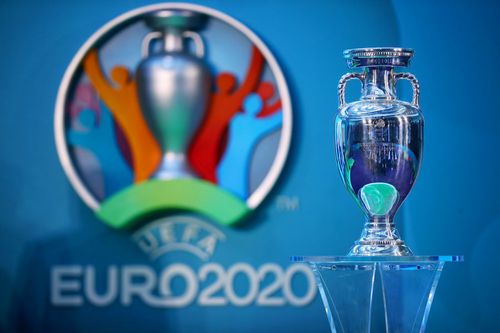 Trofeul și logo-ul EURO 2020 // Sursa: Getty