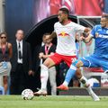 Matheus Cunha, RB Leipzig (stânga) și Ivan Martic, CSU Craiova (dreapta) // Sursa: Getty