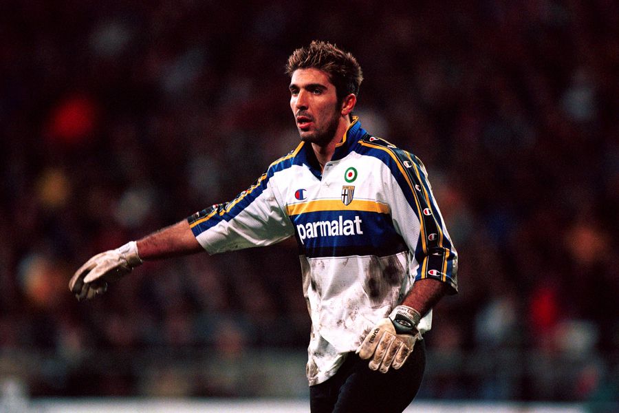 Gianluigi Buffon în tricoul Parmei FOTO Imago Dennis Man și Valentin Mihăilă, colegi cu Gianluigi Buffon?