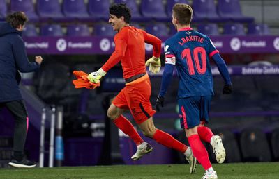 La 14 ani de la Palop și suferința lui Lucescu, portarul Sevillei înscrie în aceeași clipă: prelungiri, minutul 3 și 18 secunde!