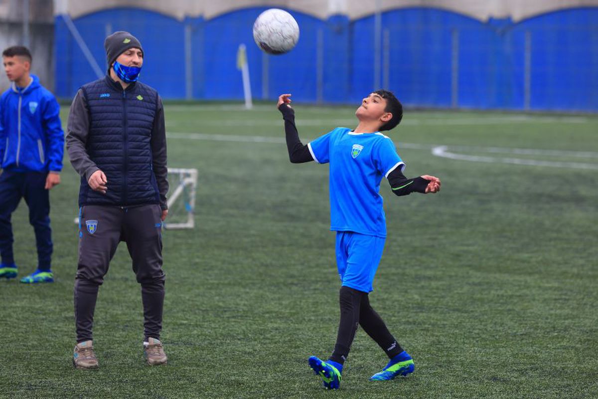 Gigel a evadat din junglă ca să se facă Ronaldo » Povestea emoționantă a micului fotbalist crescut în sălbăticie + cum îl poți ajuta