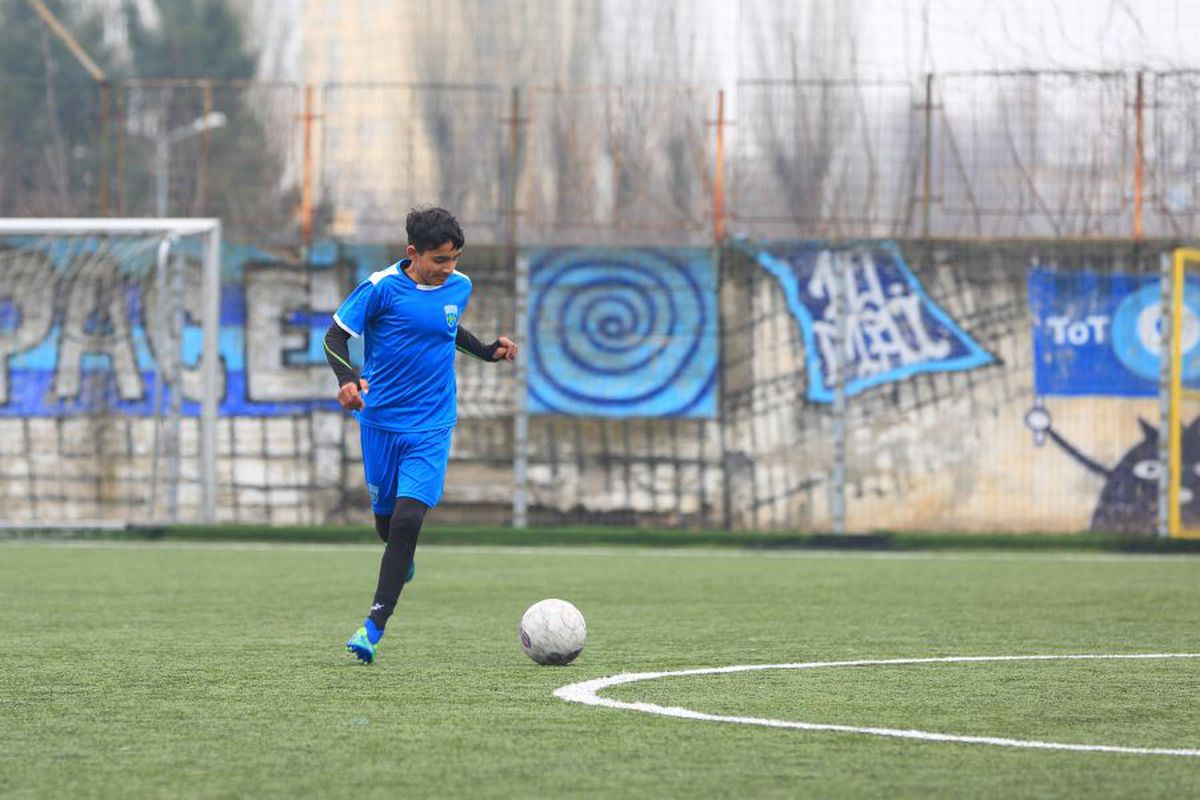 Gigel a evadat din junglă ca să se facă Ronaldo » Povestea emoționantă a micului fotbalist crescut în sălbăticie + cum îl poți ajuta