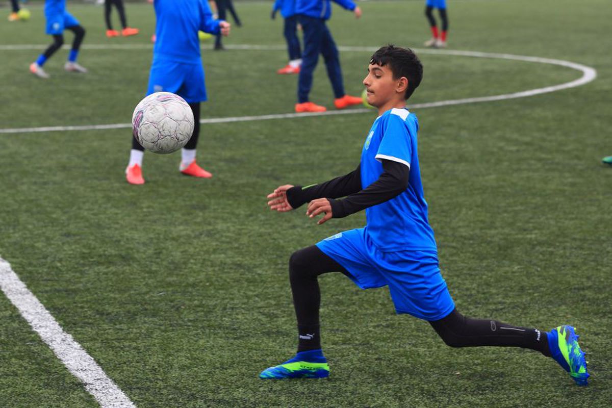 Gigel a evadat din junglă ca să se facă Ronaldo » Povestea emoționantă a micului fotbalist crescut în sălbăticie + cum îl poți ajuta