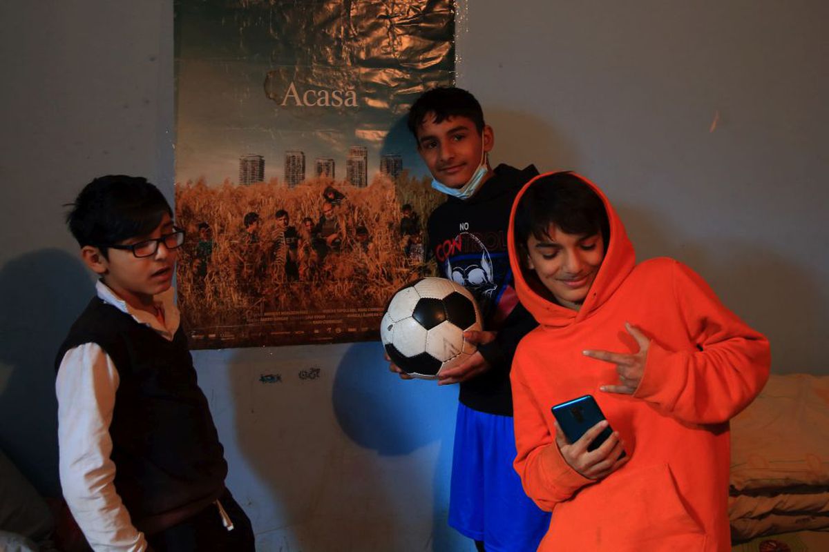 Gigel a evadat din junglă ca să se facă Ronaldo » Povestea emoționantă a micului fotbalist crescut în sălbăticie + cum îl poți ajuta