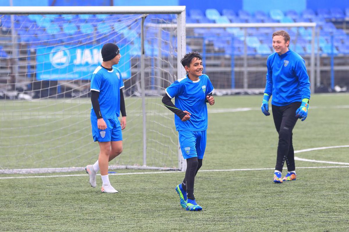 Gigel a evadat din junglă ca să se facă Ronaldo » Povestea emoționantă a micului fotbalist crescut în sălbăticie + cum îl poți ajuta