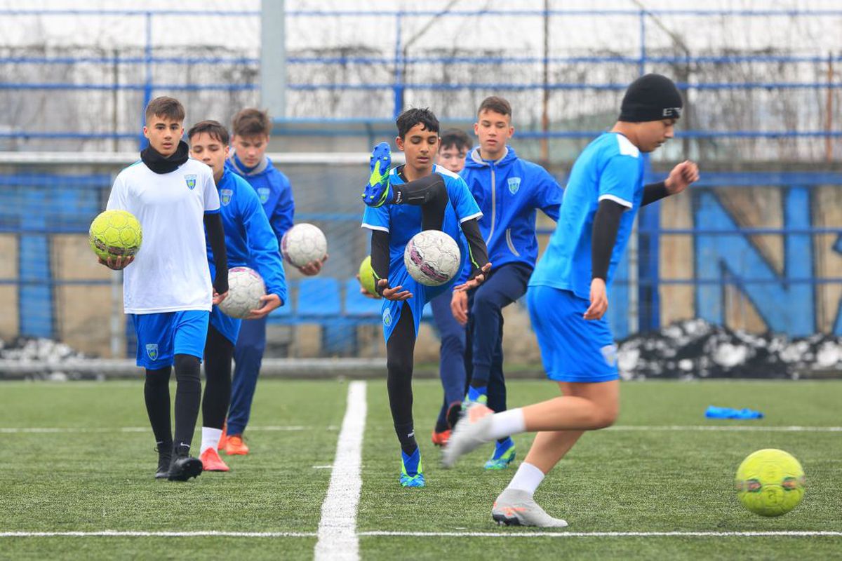 Gigel a evadat din junglă ca să se facă Ronaldo » Povestea emoționantă a micului fotbalist crescut în sălbăticie + cum îl poți ajuta