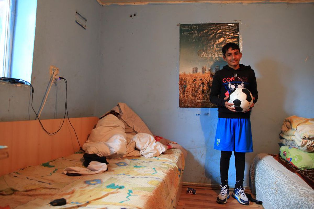 Gigel a evadat din junglă ca să se facă Ronaldo » Povestea emoționantă a micului fotbalist crescut în sălbăticie + cum îl poți ajuta