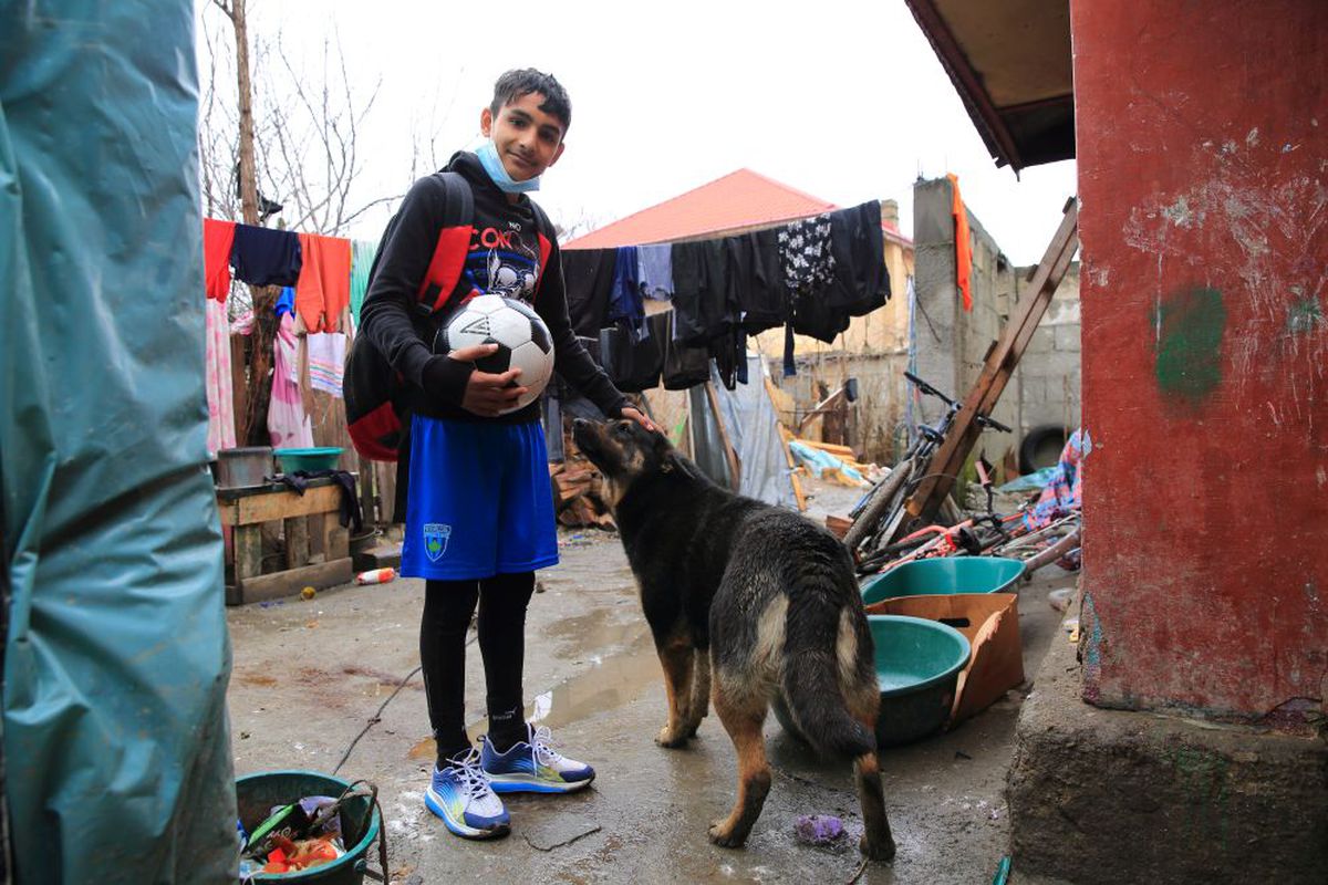 Gigel a evadat din junglă ca să se facă Ronaldo » Povestea emoționantă a micului fotbalist crescut în sălbăticie + cum îl poți ajuta