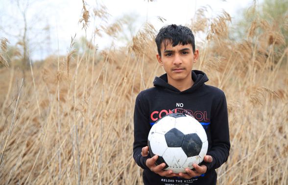 „N-am să renunț nici la școală, nici la fotbal" » Povestea tulburătoare a lui Gigel Enache, băiatul crescut în stuful Deltei Văcărești, care luptă pentru o viață mai bună