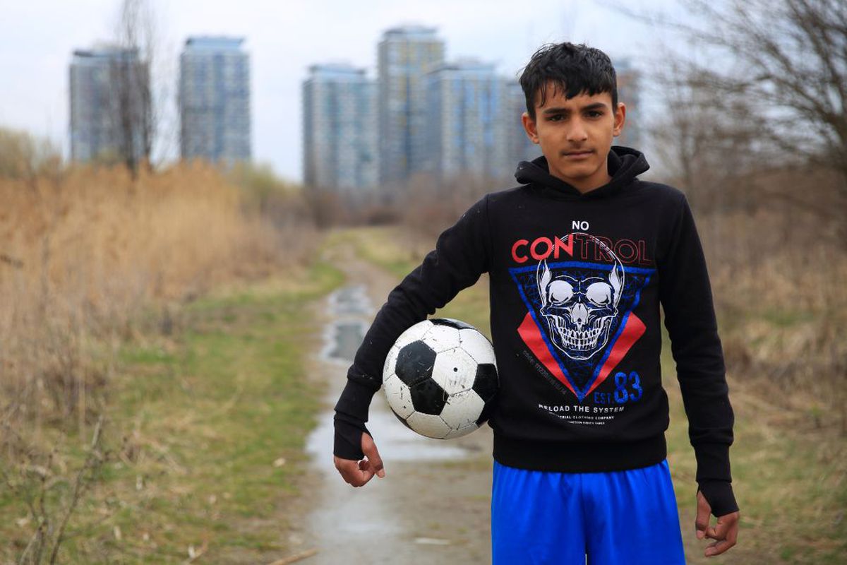 Gigel a evadat din junglă ca să se facă Ronaldo » Povestea emoționantă a micului fotbalist crescut în sălbăticie + cum îl poți ajuta