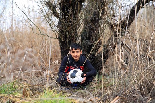 Gigel Enache are 14 ani și a crescut, alături de cei 9 frați ai săi, într-o colibă din Delta Văcărești, foto: GSP