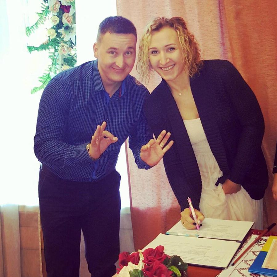 Yaroslava Burlachenko și soțul ei, Ilgam Abdulnasihov, originar din Kârghistan Handbalista din Ucraina încercată de război: divorțul, chinurile familiei rămase la Kiev și împăcarea cu sine: „În copilărie, tatăl meu vitreg îmi dădea mâncare de câini. Acum, îmi doresc să nu pățească nimic”