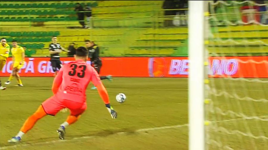 Căbuz, poziționat greșit la șutul lui Rusu / FOTO: Captură @Telekom Sport Nici Rusu n-a înțeles gafa care a decis Mioveni - Chindia: „Căbuz? Nu știu unde pleca”