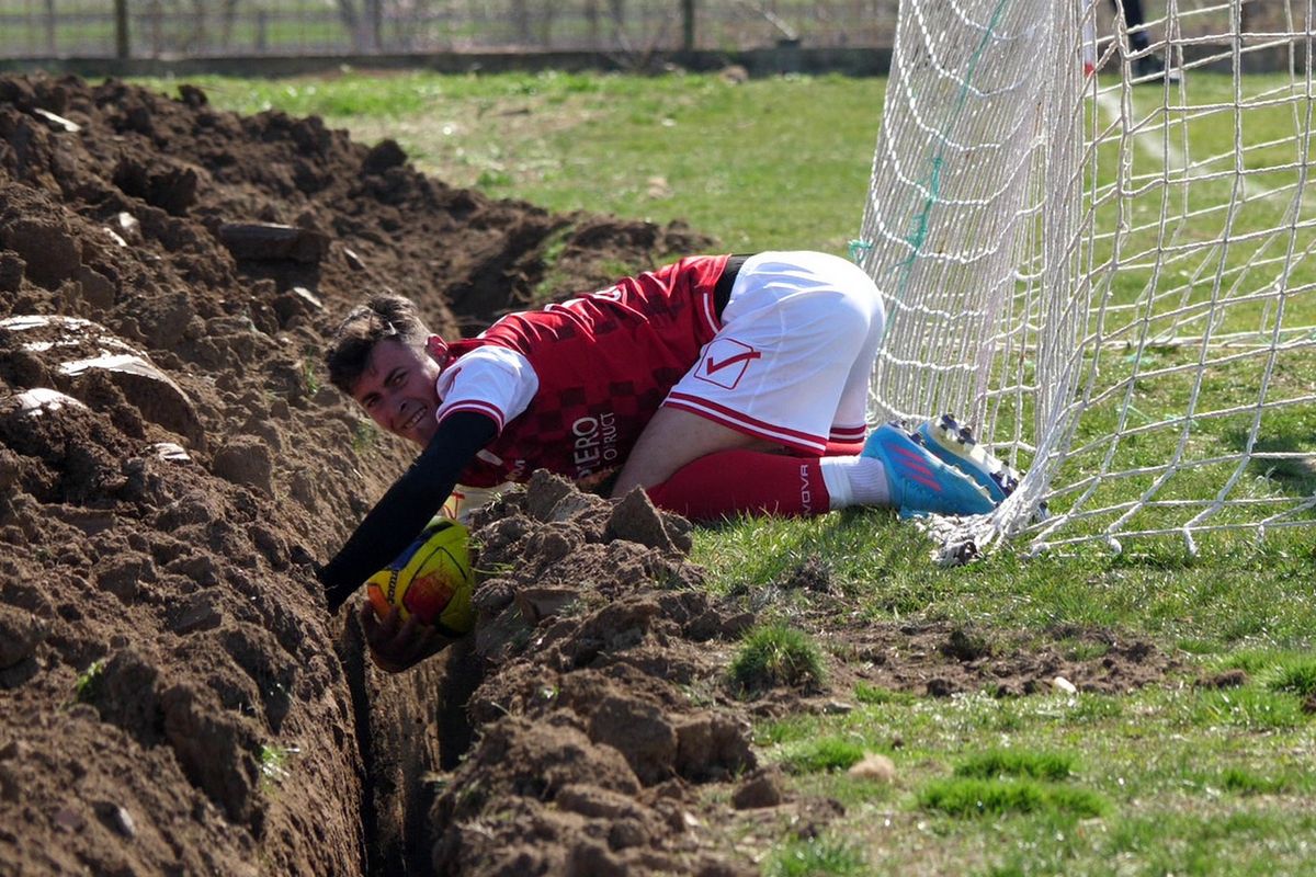 „Jucăm printre tranșee, ca-n război!”. Reportaj GSP la Liga 5, cu fotbal, conducte de gaze și spectatori mascați: „Joacă titulari «Scoică», «Pisică», «Lună», «Buze moi»”