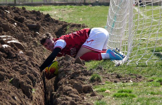 „Jucăm printre tranșee, ca-n război!”. Reportaj GSP la Liga 5, cu fotbal, conducte de gaze și spectatori mascați: „Joacă titulari «Scoică», «Pisică», «Lună», «Buze moi»”