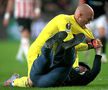 Gruparea olandeză PSV Eindhoven i-a interzis accesul pe stadion timp de 40 de ani suporterului care l-a atacat pe portarul sârb al celor de la FC Sevilla, Marko Dmitrovic (31 de ani), la manșa retur din 16-imile UEFA Europa League.