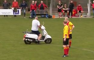 Moment bizar la un meci din Olanda » Un spectator a intrat cu scuterul pe teren și a întrerupt partida! Motivul e incredibil