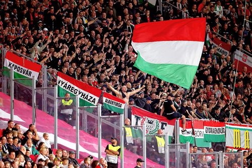 Maghiarii pot afișa acum la meciuri steagul Ungariei Mari