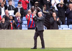 Revine „bunicul”: antrenorul chemat de la pensie să salveze o echipă din Premier League