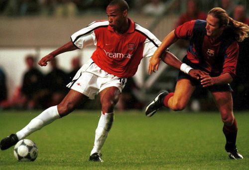 Emmanuel Petit, în august 2000, într-un duel cu Thierry Henry. Era la Barcelona și juca împotriva fostei sale echipe Foto: Imago