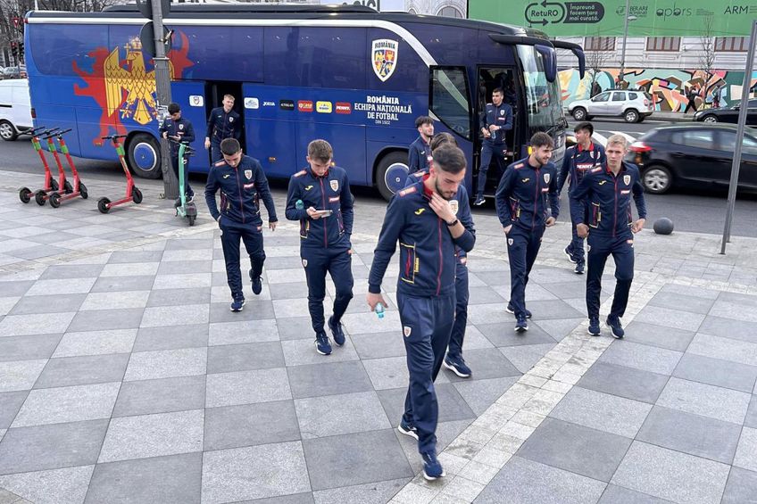 Fotbaliștii naționalei de tineret, alături de selecționerul Daniel Pancu (46 de ani), s-au delectat cu o piesă de teatru, cu 5 zile înainte de următorul meci oficial.