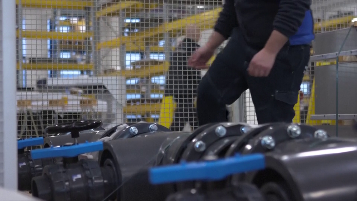 Insider în fabrica din Italia unde se construiesc bazinele pentru Jocurile Olimpice de la Paris » Aici va concura David Popovici