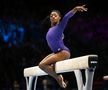 Simone Biles într-un exercițiu la bârnă Foto: Imago