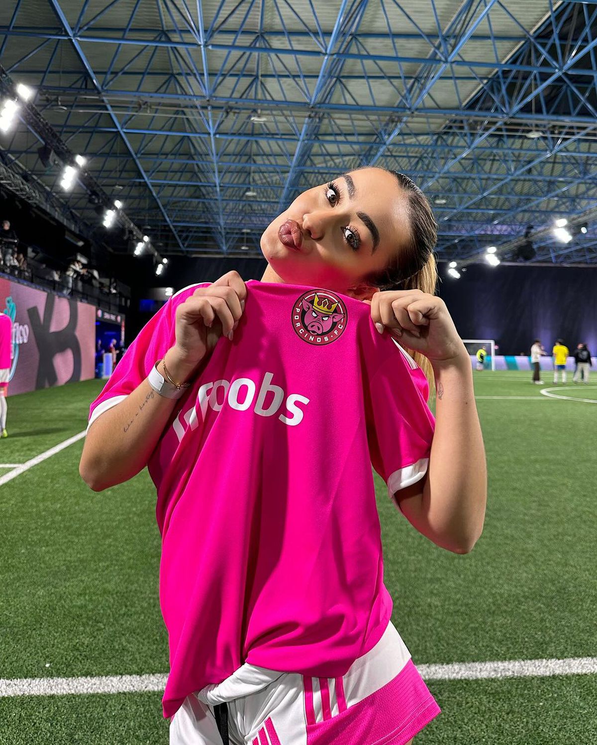 Gerard Pique, prins în ofsaid » Mesaj pentru o invitată: „Dacă nu-și scoate tricoul, nu intră în direct”