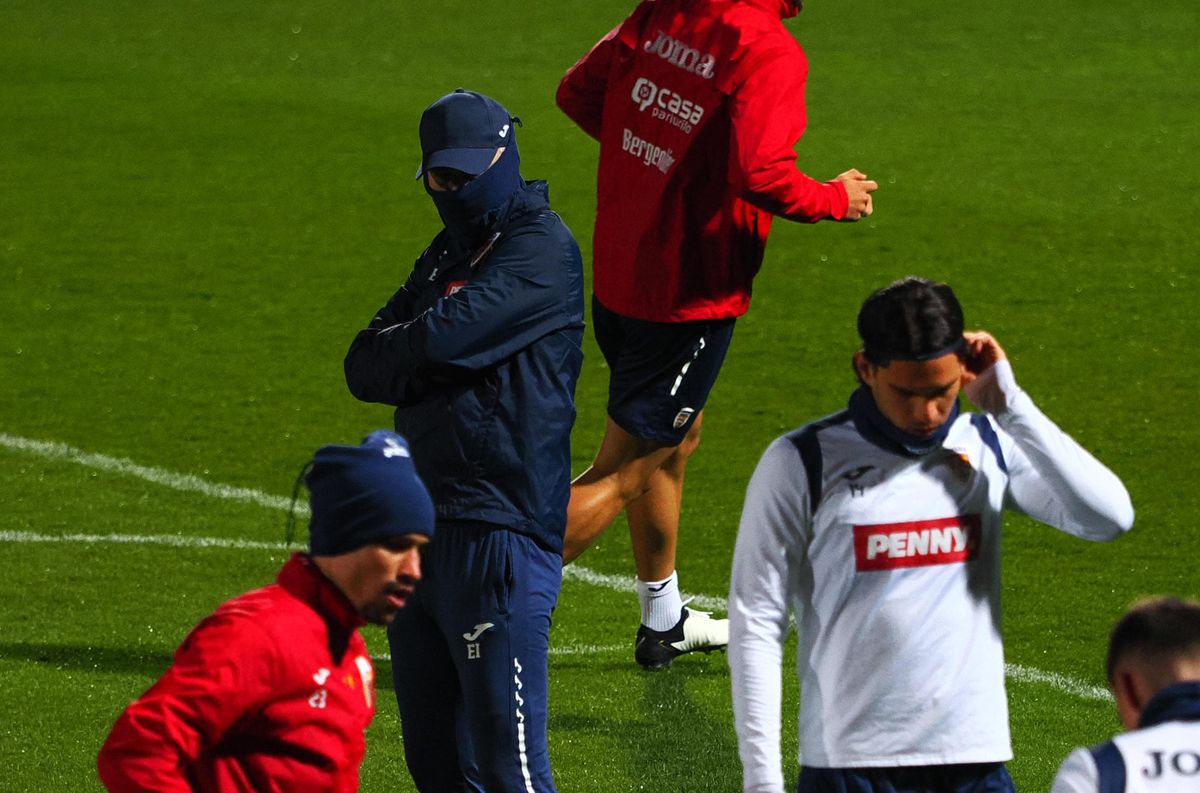 Edi „Ninja” Iordănescu a atras toate privirile la antrenamentul oficial al României » Ce accesoriu a purtat