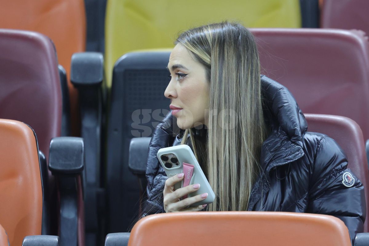 Laura Vicol în „piele” » Vedetele s-au înghesuit în tribunele Arenei Naționale la România - Bosnia