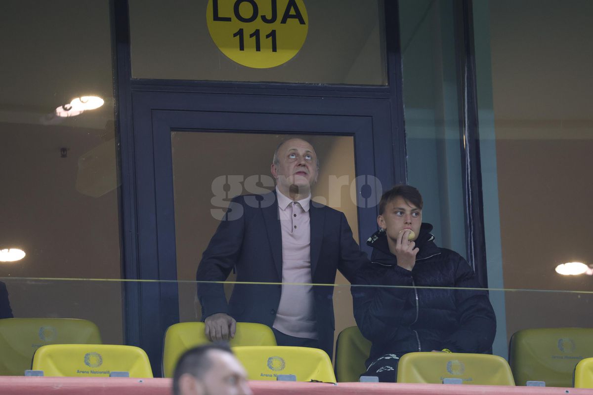 Laura Vicol în „piele” » Vedetele s-au înghesuit în tribunele Arenei Naționale la România - Bosnia