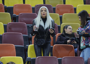Laura Vicol în „piele” » Vedetele s-au înghesuit în tribunele Arenei Naționale la România - Bosnia