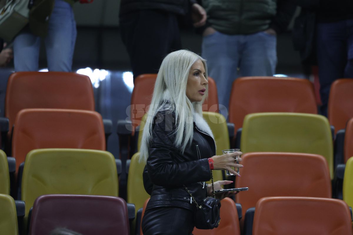 Laura Vicol în „piele” » Vedetele s-au înghesuit în tribunele Arenei Naționale la România - Bosnia