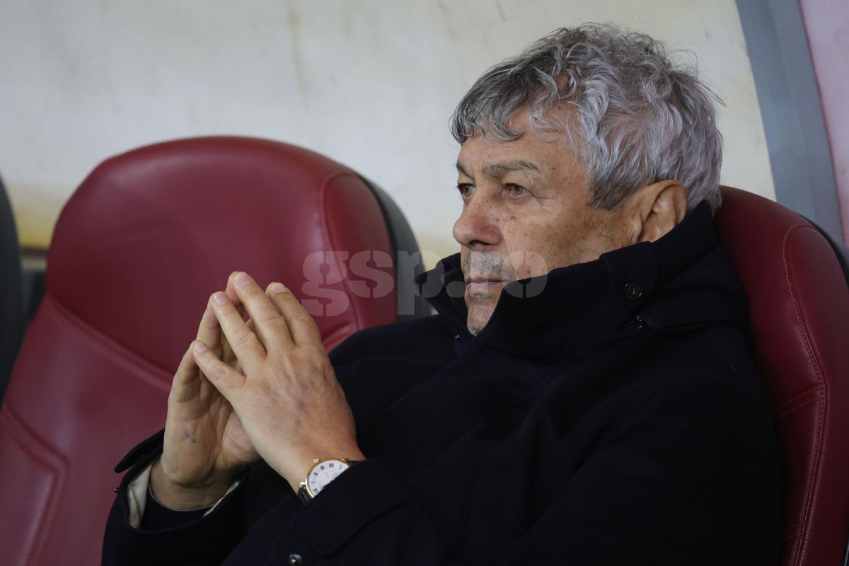 Ce s-a întâmplat pe gazon, imediat după România - Bosnia » Imagini înduioșătoare cu familia unui „tricolor” + Mircea Lucescu, „înmărmurit”